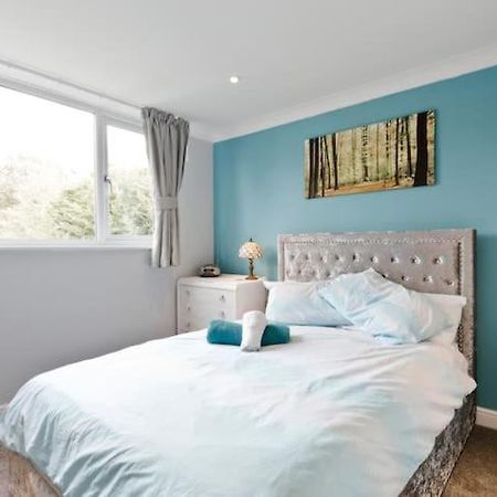 Stayinwoking At 30 Woodlands Horsell Dış mekan fotoğraf