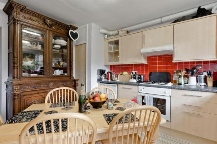 Stayinwoking At 30 Woodlands Horsell Dış mekan fotoğraf