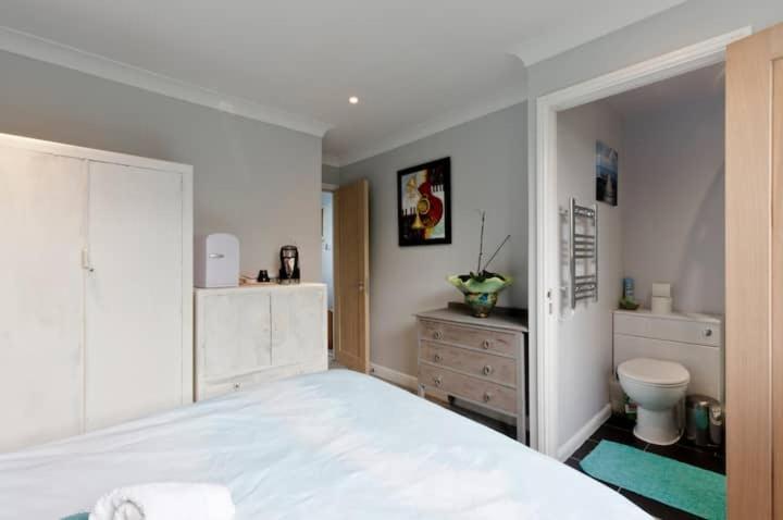 Stayinwoking At 30 Woodlands Horsell Dış mekan fotoğraf
