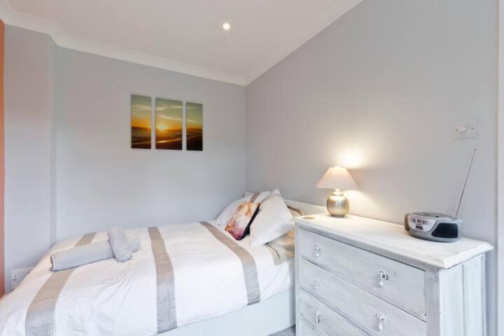Stayinwoking At 30 Woodlands Horsell Dış mekan fotoğraf