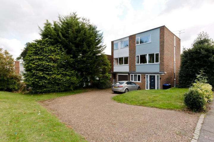 Stayinwoking At 30 Woodlands Horsell Dış mekan fotoğraf