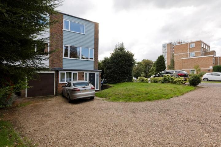 Stayinwoking At 30 Woodlands Horsell Dış mekan fotoğraf