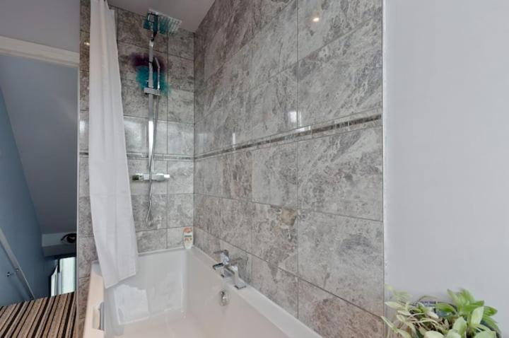 Stayinwoking At 30 Woodlands Horsell Dış mekan fotoğraf