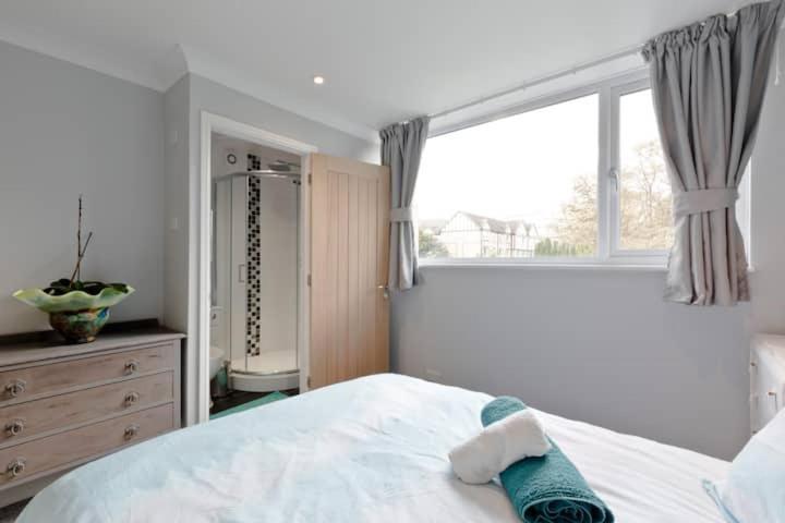 Stayinwoking At 30 Woodlands Horsell Dış mekan fotoğraf