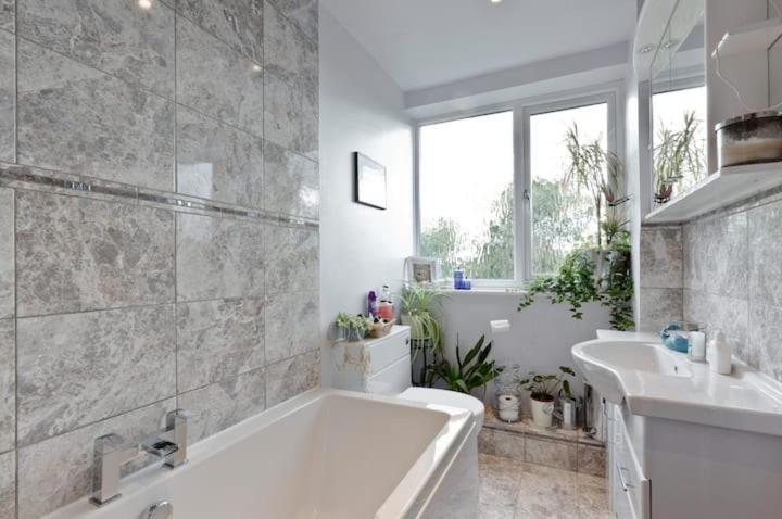 Stayinwoking At 30 Woodlands Horsell Dış mekan fotoğraf