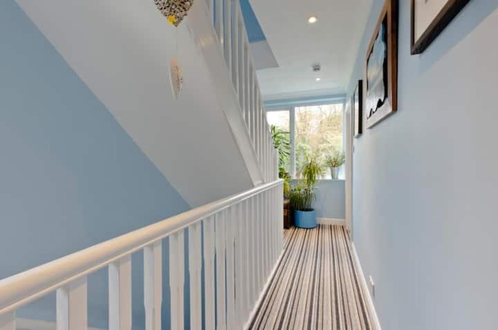 Stayinwoking At 30 Woodlands Horsell Dış mekan fotoğraf